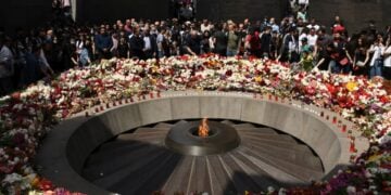 Εικόνα από τελετή μνήμης για το 1,5 εκατομμύριο Αρμενίους που σφαγιάστηκαν από τους Τούρκους Οθωμανούς στις αρχές του 20ού αιώνα, στο μνημείο της Γενοκτονίας των Αρμενίων Τσιτσερνακαμπέρντ στο Γερεβάν της Αρμενίας (φωτ.: EPA/ Narek Aleksanyan)