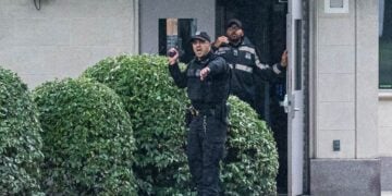 Άνδρες των αμερικανικών Μυστικών Υπηρεσιών επεμβαίνουν μετά από αναφορές για πυροβολισμούς κοντά στον Λευκό Οίκο στην Ουάσιγκτον (φωτ.: EPA/Aaron Schwartz / POOL)