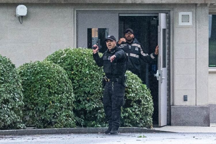Άνδρες των αμερικανικών Μυστικών Υπηρεσιών επεμβαίνουν μετά από αναφορές για πυροβολισμούς κοντά στον Λευκό Οίκο στην Ουάσιγκτον (φωτ.: EPA/Aaron Schwartz / POOL)