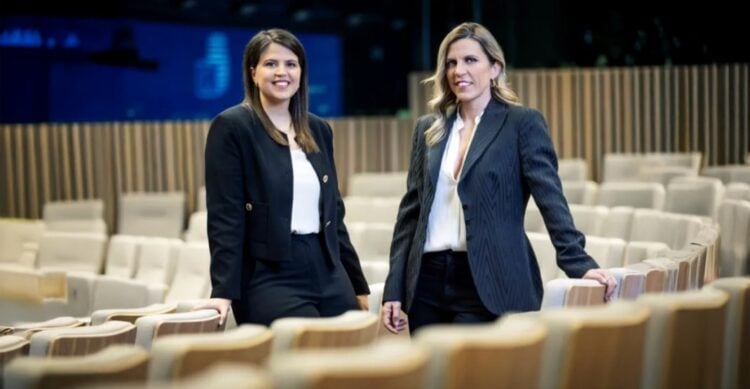 Οι δημοσιογράφοι Βικτωρία Δενδρινού και Ελένη Βαρβιτσιώτη (πηγή: ΣΚΑΪ)