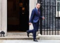 Ο Γουές Στρίτινγκ απόχωρεί από την Ντάουνινγκ Στριτ, μετά από συναντηση με τον Κιρ Στάρμερ (φωτ.: EPA / Neil Hall)