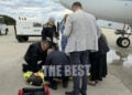 Δημοσιογράφος μετά την πτώση της από τη σκάλα αεροσκάφους στον Άραξο, δέχεται τις πρώτες βοήθειες. Παρασκευή 1 Μαΐου 2026 (φωτ.: TheBest)