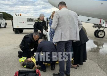 Δημοσιογράφος μετά την πτώση της από τη σκάλα αεροσκάφους στον Άραξο, δέχεται τις πρώτες βοήθειες. Παρασκευή 1 Μαΐου 2026 (φωτ.: TheBest)