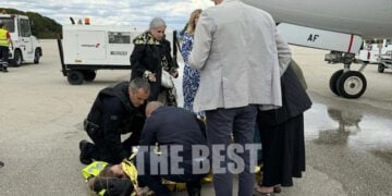 Δημοσιογράφος μετά την πτώση της από τη σκάλα αεροσκάφους στον Άραξο, δέχεται τις πρώτες βοήθειες. Παρασκευή 1 Μαΐου 2026 (φωτ.: TheBest)