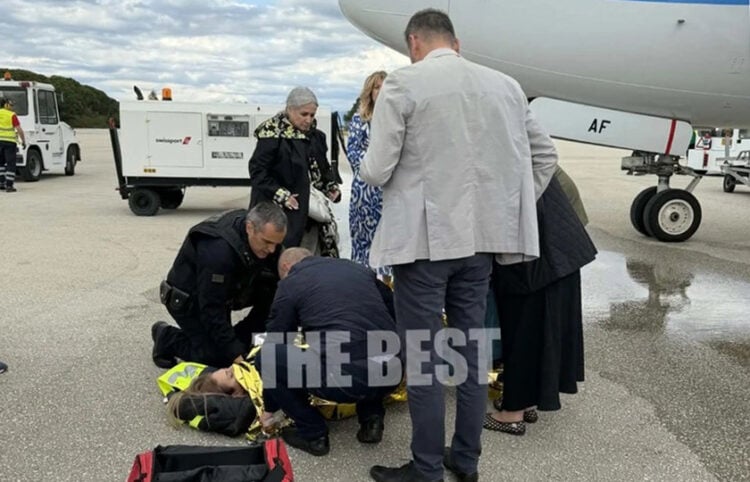 Δημοσιογράφος μετά την πτώση της από τη σκάλα αεροσκάφους στον Άραξο, δέχεται τις πρώτες βοήθειες. Παρασκευή 1 Μαΐου 2026 (φωτ.: TheBest)