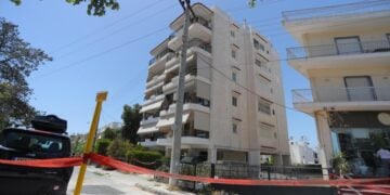 Η πολυκατοικία στην Ηλιούπολη όπου σημειώθηκε η τραγωδία με τα δύο 17χρονα κορίτσια (φωτ.: Σωτήρης Δημητρόπουλος/ EUROKINISSI)