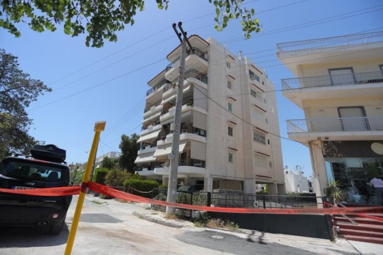 Η πολυκατοικία στην Ηλιούπολη όπου σημειώθηκε η τραγωδία με τα δύο 17χρονα κορίτσια (φωτ.: Σωτήρης Δημητρόπουλος/ EUROKINISSI)