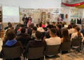 Η Σοφία Σαββίδου (αριστερά) παρουσιάζει την έκθεση στους μαθητές (φωτ.: Facebook / Σύλλογος Ποντίων Αγ. Βαρβάρας Ο Φάρος)