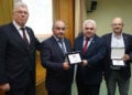 Οι Στάθης Ταξίδης και Χρήστος Εμμανουηλίδης με τις αναμνηστικές πλακέτες (φωτ.: Facebook / Ahepa Hellas District 25)