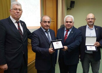 Οι Στάθης Ταξίδης και Χρήστος Εμμανουηλίδης με τις αναμνηστικές πλακέτες (φωτ.: Facebook / Ahepa Hellas District 25)