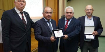 Οι Στάθης Ταξίδης και Χρήστος Εμμανουηλίδης με τις αναμνηστικές πλακέτες (φωτ.: Facebook / Ahepa Hellas District 25)