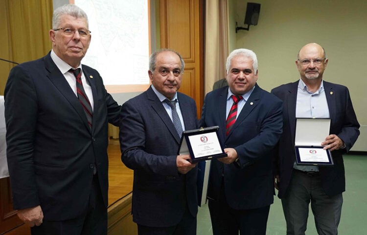 Οι Στάθης Ταξίδης και Χρήστος Εμμανουηλίδης με τις αναμνηστικές πλακέτες (φωτ.: Facebook / Ahepa Hellas District 25)