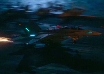 Μαχητικό αεροσκάφος F/A-18 προσγειώνεται στο αεροπλανοφόρο USS Abraham Lincoln, χρησιμοποιώντας το ειδικό άγκιστρο στην ουρά για να αγκιστρωθεί στα συρματόσχοινα ανάσχεσης του καταστρώματος πτήσεων (φωτ.: Χ / 
U.S. Central Command)