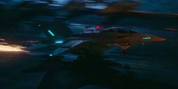Μαχητικό αεροσκάφος F/A-18 προσγειώνεται στο αεροπλανοφόρο USS Abraham Lincoln, χρησιμοποιώντας το ειδικό άγκιστρο στην ουρά για να αγκιστρωθεί στα συρματόσχοινα ανάσχεσης του καταστρώματος πτήσεων (φωτ.: Χ / 
U.S. Central Command)