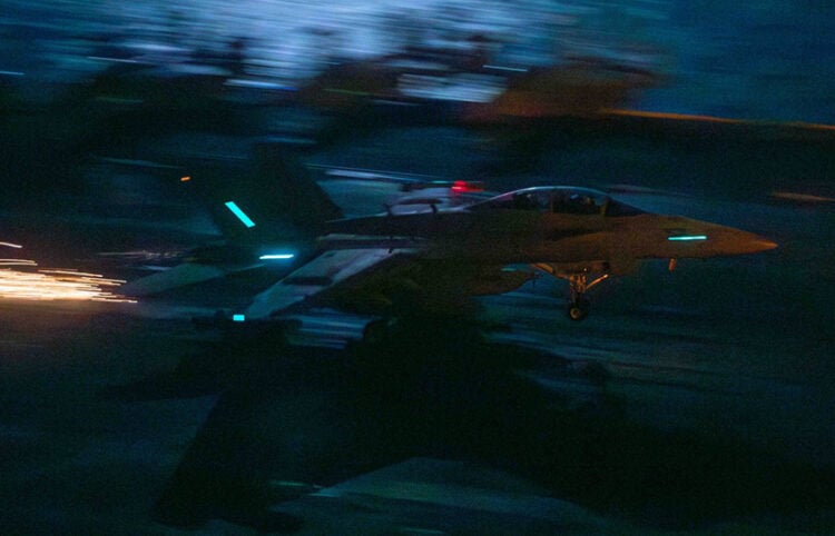 Μαχητικό αεροσκάφος F/A-18 προσγειώνεται στο αεροπλανοφόρο USS Abraham Lincoln, χρησιμοποιώντας το ειδικό άγκιστρο στην ουρά για να αγκιστρωθεί στα συρματόσχοινα ανάσχεσης του καταστρώματος πτήσεων (φωτ.: Χ / 
U.S. Central Command)