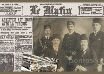 Στη φωτογραφία η οθωμανική αντιπροσωπεία που συμμετείχε στην υπογραφή της Ανακωχής (πηγή: x.com/mefaba). Στο φόντο το πρωτοσέλιδο της εφ. «Le Matin», και μπροστά σκίτσο από οθωμ. εφ. της εποχής (εικ.: Χριστίνα Κωνσταντάκη)