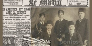 Στη φωτογραφία η οθωμανική αντιπροσωπεία που συμμετείχε στην υπογραφή της Ανακωχής (πηγή: x.com/mefaba). Στο φόντο το πρωτοσέλιδο της εφ. «Le Matin», και μπροστά σκίτσο από οθωμ. εφ. της εποχής (εικ.: Χριστίνα Κωνσταντάκη)