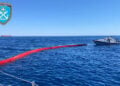 Πλωτά φράγματα για τον περιορισμό ενδεχόμενης θαλάσσιας ρύπανσης μετά το ναυάγιο του «Corsage C» ανοιχτά της Άνδρου (φωτ.: Λιμενικό Σώμα - Ελληνική Ακτοφυλακή)