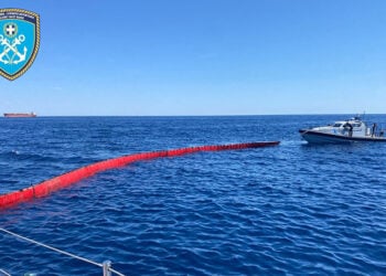 Πλωτά φράγματα για τον περιορισμό ενδεχόμενης θαλάσσιας ρύπανσης μετά το ναυάγιο του «Corsage C» ανοιχτά της Άνδρου (φωτ.: Λιμενικό Σώμα - Ελληνική Ακτοφυλακή)