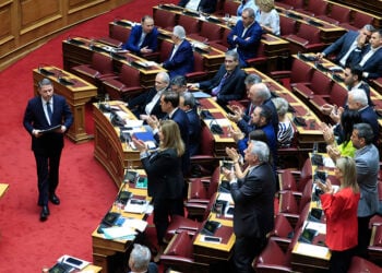 Ο Νίκος Ανδρουλάκης μετά το τέλος της ομιλίας του στη Βουλή επί της πρότασης για σύσταση Εξεταστικής Επιτροπής για τις υποκλοπές και την ΕΥΠ. Παρασκευή 22 Μαΐου 2026 (φωτ.: EUROKINISSI / Γιώργος Κονταρίνης)