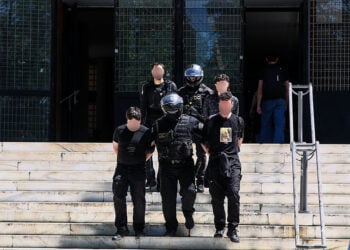 Αστυνομικοί βγαίνουν με προσαχθέντες από την Πολυτεχνική Σχολή του ΑΠΘ, Τρίτη 12 Μαΐου 2026 (φωτ.: EUROKINISSI)