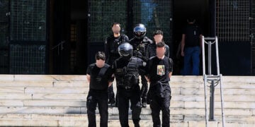 Αστυνομικοί βγαίνουν με προσαχθέντες από την Πολυτεχνική Σχολή του ΑΠΘ, Τρίτη 12 Μαΐου 2026 (φωτ.: EUROKINISSI)