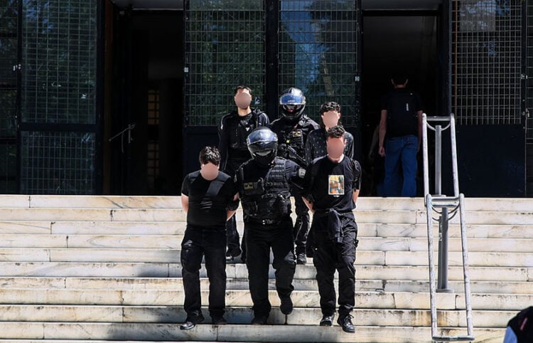 Αστυνομικοί βγαίνουν με προσαχθέντες από την Πολυτεχνική Σχολή του ΑΠΘ, Τρίτη 12 Μαΐου 2026 (φωτ.: EUROKINISSI)