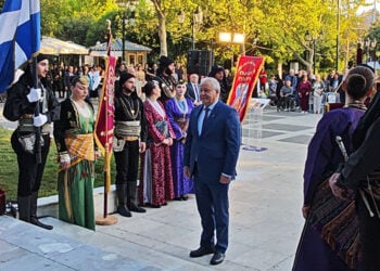 Ο δήμαρχος Καλλιθέας στην κατάθεση στεφάνων για τα 107 χρόνια από τη Γενοκτονία των Ποντίων, Τρίτη 17 Μαΐου 2026 (φωτ.: Facebook / Κώστας Ασκούνης)