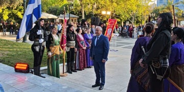 Ο δήμαρχος Καλλιθέας στην κατάθεση στεφάνων για τα 107 χρόνια από τη Γενοκτονία των Ποντίων, Τρίτη 17 Μαΐου 2026 (φωτ.: Facebook / Κώστας Ασκούνης)