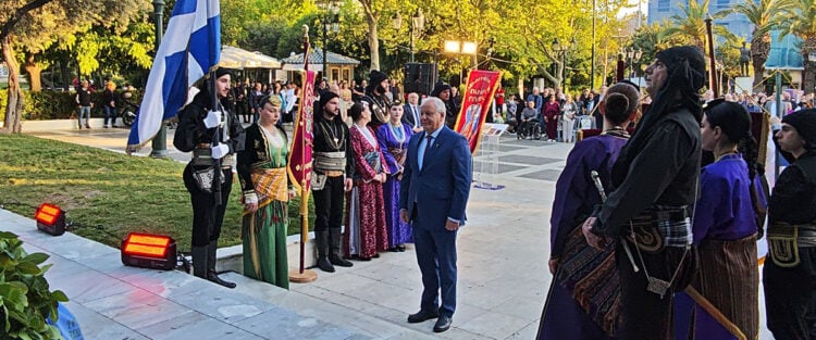 Ο δήμαρχος Καλλιθέας στην κατάθεση στεφάνων για τα 107 χρόνια από τη Γενοκτονία των Ποντίων, Τρίτη 17 Μαΐου 2026 (φωτ.: Facebook / Κώστας Ασκούνης)