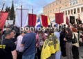 Ο δικέφαλος αετός είναι ένα από τα σημαντικότερα σύμβολα της βυζαντινής παράδοσης. Στιγμιότυπο από την εκδήλωση της Παμποντιακής Ομοσπονδίας Ελλάδος στο Μνημείο του Άγνωστου Στρατιώτη, για τα 107 χρόνια από τη Γενοκτονία των Ποντίων. Τρίτη 19 Μαΐου 2026 (φωτ.: Γεωργία Βορύλλα)