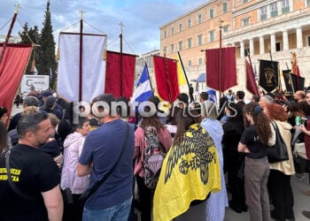 Ο δικέφαλος αετός είναι ένα από τα σημαντικότερα σύμβολα της βυζαντινής παράδοσης. Στιγμιότυπο από την εκδήλωση της Παμποντιακής Ομοσπονδίας Ελλάδος στο Μνημείο του Άγνωστου Στρατιώτη, για τα 107 χρόνια από τη Γενοκτονία των Ποντίων. Τρίτη 19 Μαΐου 2026 (φωτ.: Γεωργία Βορύλλα)