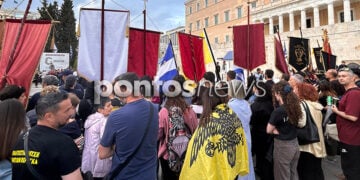 Ο δικέφαλος αετός είναι ένα από τα σημαντικότερα σύμβολα της βυζαντινής παράδοσης. Στιγμιότυπο από την εκδήλωση της Παμποντιακής Ομοσπονδίας Ελλάδος στο Μνημείο του Άγνωστου Στρατιώτη, για τα 107 χρόνια από τη Γενοκτονία των Ποντίων. Τρίτη 19 Μαΐου 2026 (φωτ.: Γεωργία Βορύλλα)