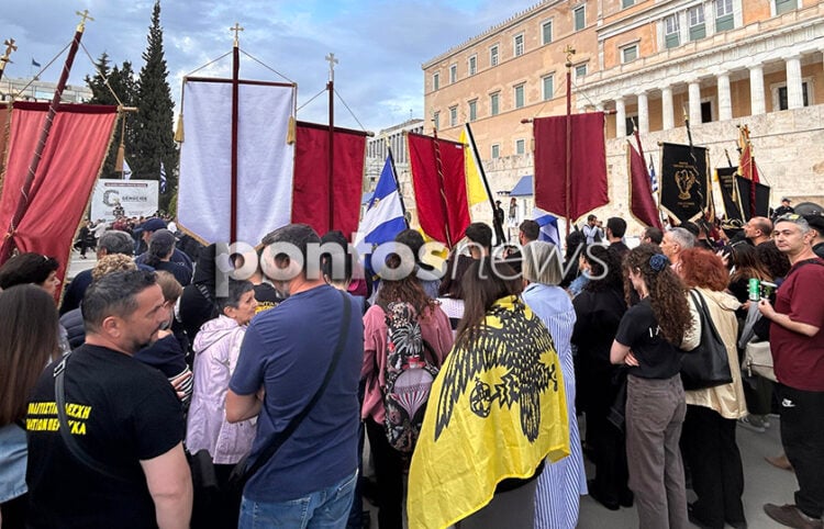 Ο δικέφαλος αετός είναι ένα από τα σημαντικότερα σύμβολα της βυζαντινής παράδοσης. Στιγμιότυπο από την εκδήλωση της Παμποντιακής Ομοσπονδίας Ελλάδος στο Μνημείο του Άγνωστου Στρατιώτη, για τα 107 χρόνια από τη Γενοκτονία των Ποντίων. Τρίτη 19 Μαΐου 2026 (φωτ.: Γεωργία Βορύλλα)