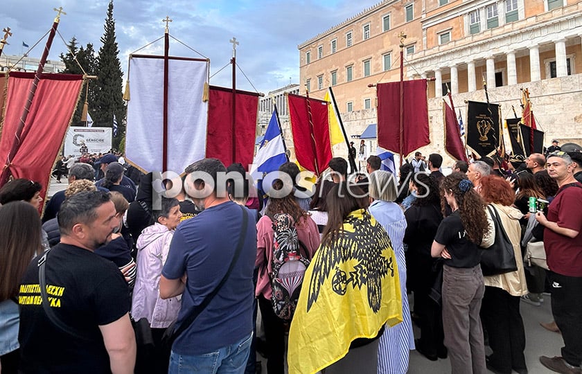 Ο δικέφαλος αετός είναι ένα από τα σημαντικότερα σύμβολα της βυζαντινής παράδοσης. Στιγμιότυπο από την εκδήλωση της Παμποντιακής Ομοσπονδίας Ελλάδος στο Μνημείο του Άγνωστου Στρατιώτη, για τα 107 χρόνια από τη Γενοκτονία των Ποντίων. Τρίτη 19 Μαΐου 2026 (φωτ.: Γεωργία Βορύλλα)