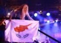 Η Αντιγόνη Μπάξτον πανηγυρίζει κατά τη διάρκεια του δεύτερου ημιτελικού του 70ού Διαγωνισμού Τραγουδιού της Eurovision (ESC) στη Βιέννη της Αυστρίας (φωτ.: EPA/HANNIBAL HANSCHKE)