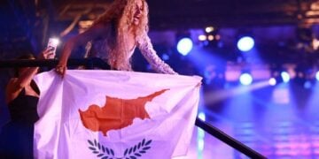 Η Αντιγόνη Μπάξτον πανηγυρίζει κατά τη διάρκεια του δεύτερου ημιτελικού του 70ού Διαγωνισμού Τραγουδιού της Eurovision (ESC) στη Βιέννη της Αυστρίας (φωτ.: EPA/HANNIBAL HANSCHKE)