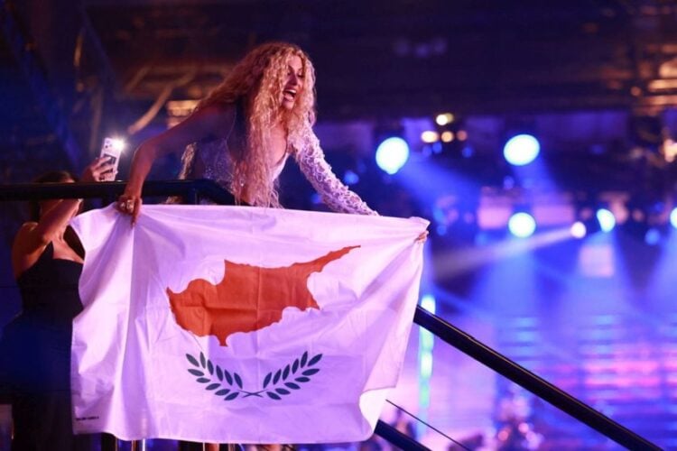 Η Αντιγόνη Μπάξτον πανηγυρίζει κατά τη διάρκεια του δεύτερου ημιτελικού του 70ού Διαγωνισμού Τραγουδιού της Eurovision (ESC) στη Βιέννη της Αυστρίας (φωτ.: EPA/HANNIBAL HANSCHKE)