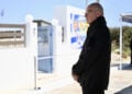Ο υπουργός Εθνικής Άμυνας στην τελετή εγκαινίων του συγκροτήματος νέων Στρατιωτικών Οικημάτων Αξιωματικών (ΣΟΑ) στο Αγαθονήσι (φωτ.: Υπουργείο Εθνικής Άμυνας / Ευάγγελος Καραΐσκος / EUROKINISSI)