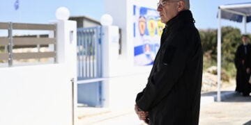Ο υπουργός Εθνικής Άμυνας στην τελετή εγκαινίων του συγκροτήματος νέων Στρατιωτικών Οικημάτων Αξιωματικών (ΣΟΑ) στο Αγαθονήσι (φωτ.: Υπουργείο Εθνικής Άμυνας / Ευάγγελος Καραΐσκος / EUROKINISSI)