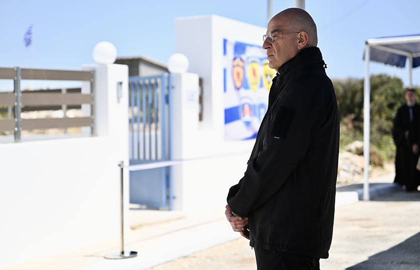 Ο υπουργός Εθνικής Άμυνας στην τελετή εγκαινίων του συγκροτήματος νέων Στρατιωτικών Οικημάτων Αξιωματικών (ΣΟΑ) στο Αγαθονήσι (φωτ.: Υπουργείο Εθνικής Άμυνας / Ευάγγελος Καραΐσκος / EUROKINISSI)