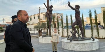 Ο δήμαρχος Παραλιμνίου-Δερύνειας Γιώργος Νικολέττος, στο μνημείο των Ισαάκ και Σολωμού (φωτ.: Έλλη Τσολάκη)