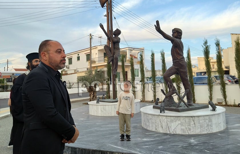 Ο δήμαρχος Παραλιμνίου-Δερύνειας Γιώργος Νικολέττος, στο μνημείο των Ισαάκ και Σολωμού (φωτ.: Έλλη Τσολάκη)