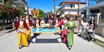 Λαμπαδηφορία, μέρος των εκδηλώσεων μνήμης για τη Γενοκτονία των Ποντίων (φωτ.: facebook/δήμος Βόλβης)