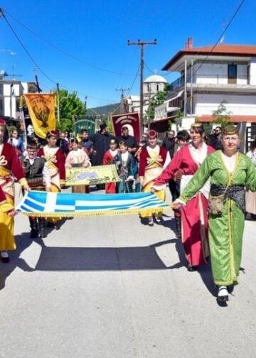 Λαμπαδηφορία, μέρος των εκδηλώσεων μνήμης για τη Γενοκτονία των Ποντίων (φωτ.: facebook/δήμος Βόλβης)