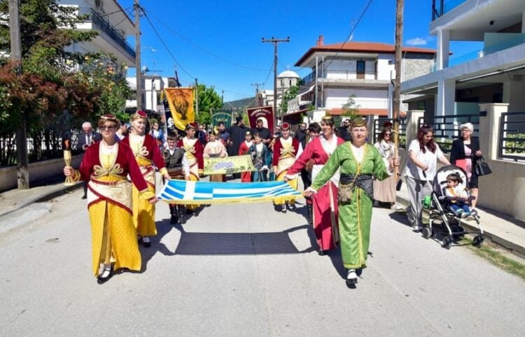 Λαμπαδηφορία, μέρος των εκδηλώσεων μνήμης για τη Γενοκτονία των Ποντίων (φωτ.: facebook/δήμος Βόλβης)