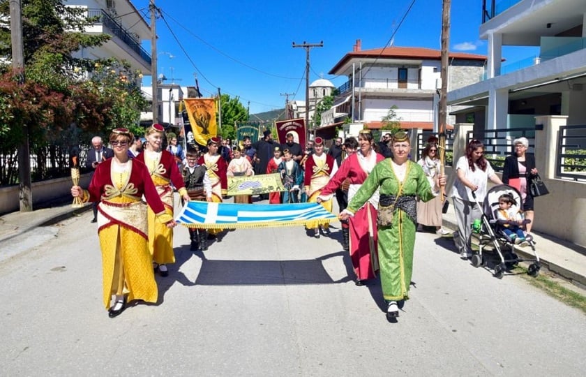 Λαμπαδηφορία, μέρος των εκδηλώσεων μνήμης για τη Γενοκτονία των Ποντίων (φωτ.: facebook/δήμος Βόλβης)