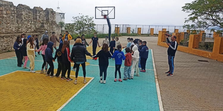 Ποντιακοί χοροί στο πλαίσιο εκπαιδευτικής δράσης για τη Γενοκτονία των Ποντίων, στο 7ο Δημοτικό Καβάλας (φωτ.: 7ο Δημοτικό Καβάλας)