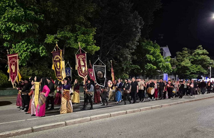 Πορεία προς το προς το Μνημείο Γενοκτονίας στον Δημοτικό Κήπο Δράμας, Παρασκευή 15 Μαΐου 2026 (φωτ.: alpha-news.gr)