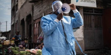 Συντονιστής του προγράμματος U-Report της UNICEF φορά προστατευτικό εξοπλισμό κατά τη διάρκεια εκστρατείας ενημέρωσης για τον Έμπολα στην Γκόμα, στην επαρχία Βόρειο Κίβου της Λαϊκής Δημοκρατίας του Κονγκό (φωτ.: EPA / Marie Jeanne Munyerenkana)